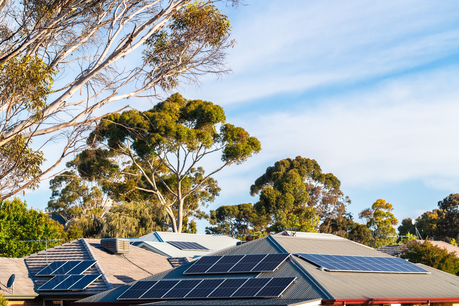 Toitures de maison avec panneaux solaires installés