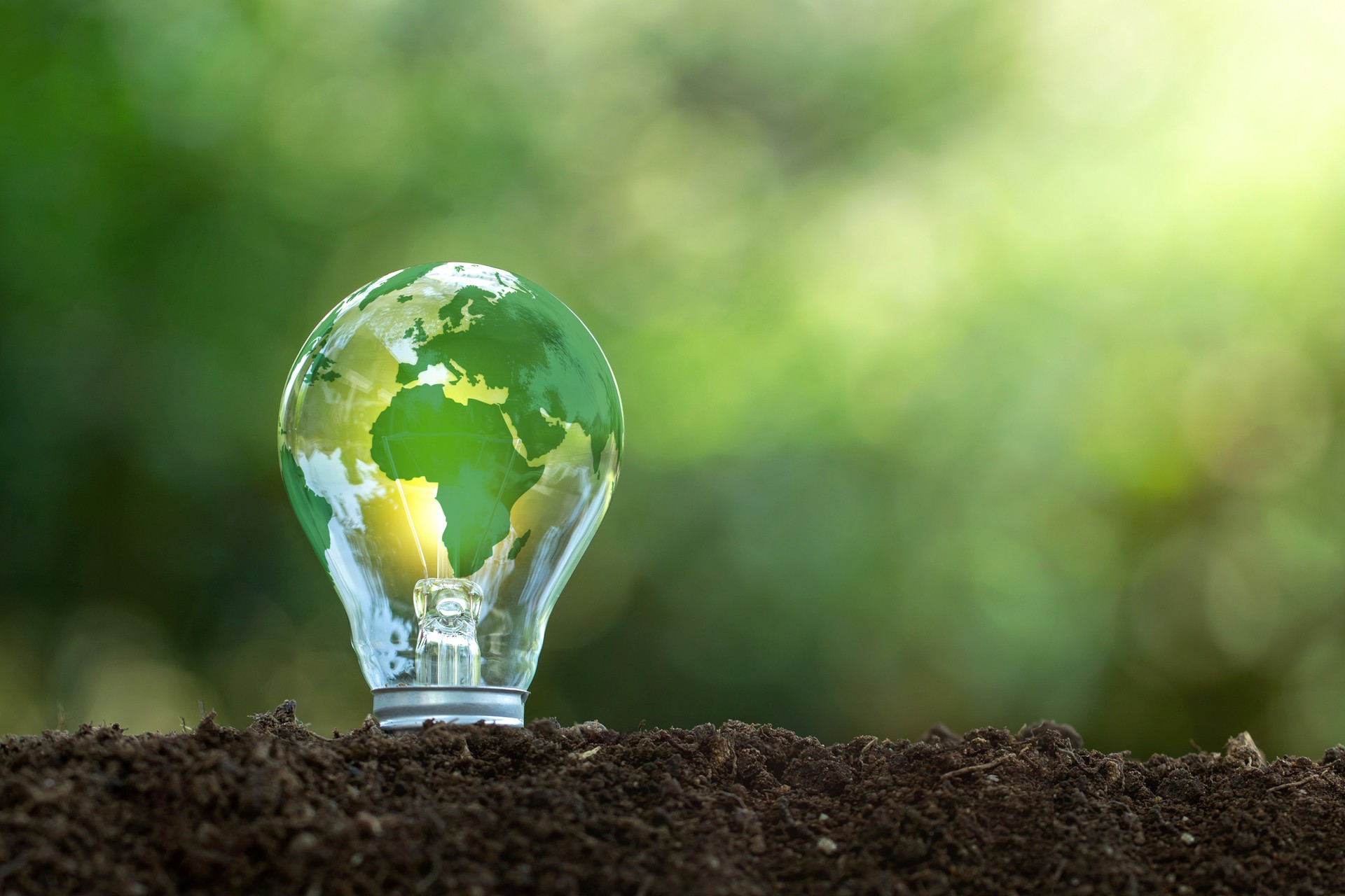 Energies renouvelables.Protection de l’environnement, sources d’énergie renouvelables et durables. La carte du monde verte est sur une ampoule qui représente l’énergie verte L’énergie renouvelable qui est importante pour le monde