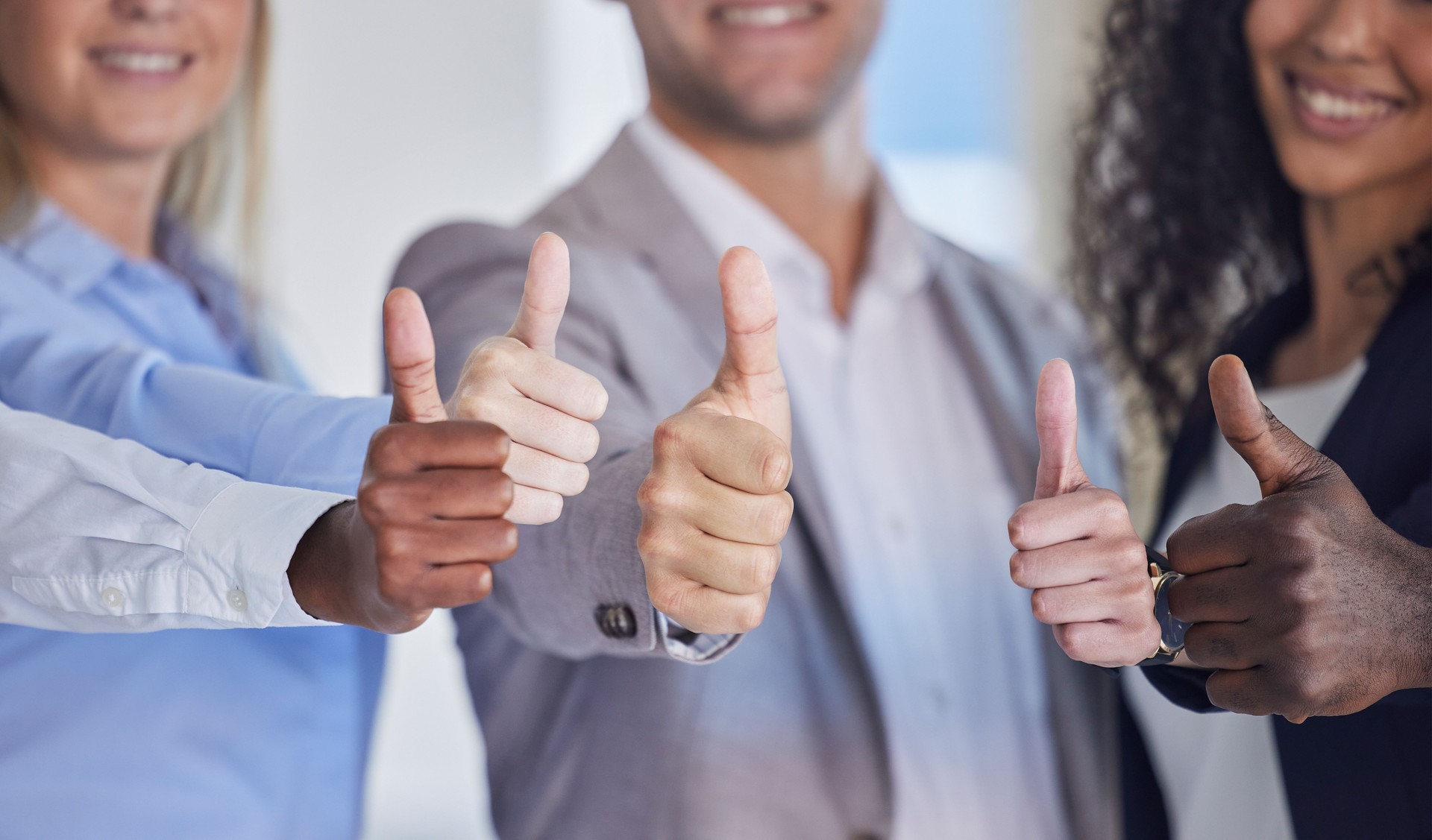 Pouce levé, mains et gens d’affaires sont d’accord avec la diversité, oui et le succès avec la motivation et la collaboration. Réalisation, signe de la main et emoji avec le groupe d’employés, like et solidarité avec l’équipe