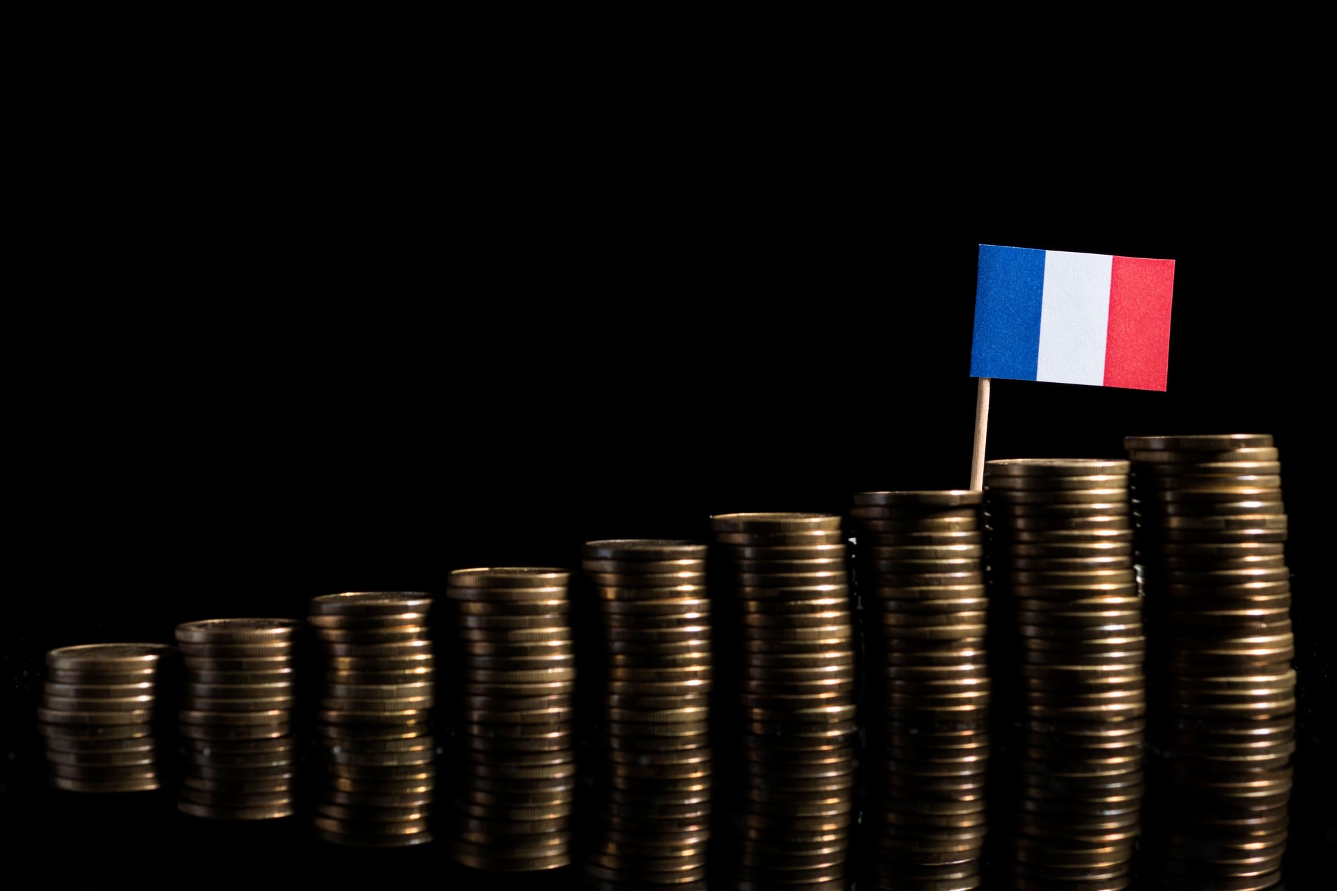 Drapeau Français avec beaucoup de pièces isolées sur fond noir