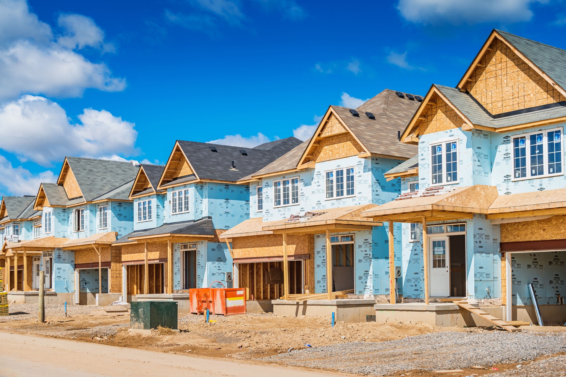 Maisons détachées en construction dans un nouveau quartier résidentiel